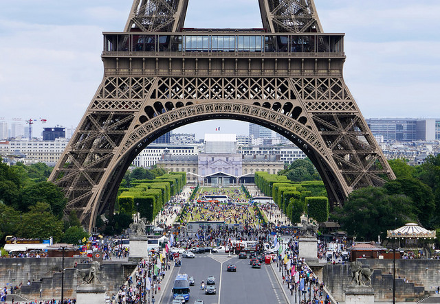 eiffel tower wheelchair accesible